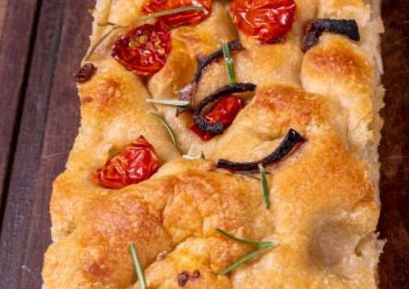 Focaccia in teglia Novoforno con pomodorini e rosmarino