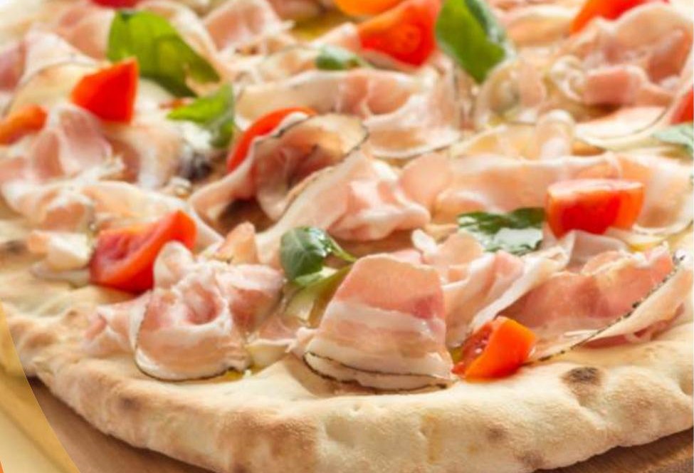 Pinsa Novoforno farcita con pancetta, pomodorini e basilico